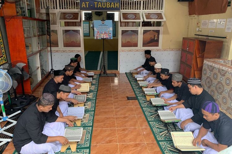 Para narapidana muslim di Lapas Bagansiapiapi Kabupaten Rohil, Riau, mengadakan Tadarus Al Qur'an pada malam Ramadhan, Jumat (8/4/2022).