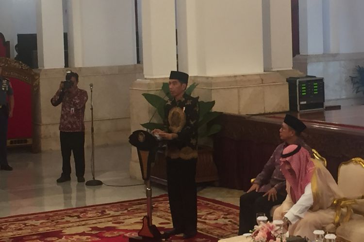 Presiden Joko Widodo bersilaturahmi dengan peserta Musabaqah Al-Quran di Istana Negara, Jakarta, Kamis (4/5/2017).