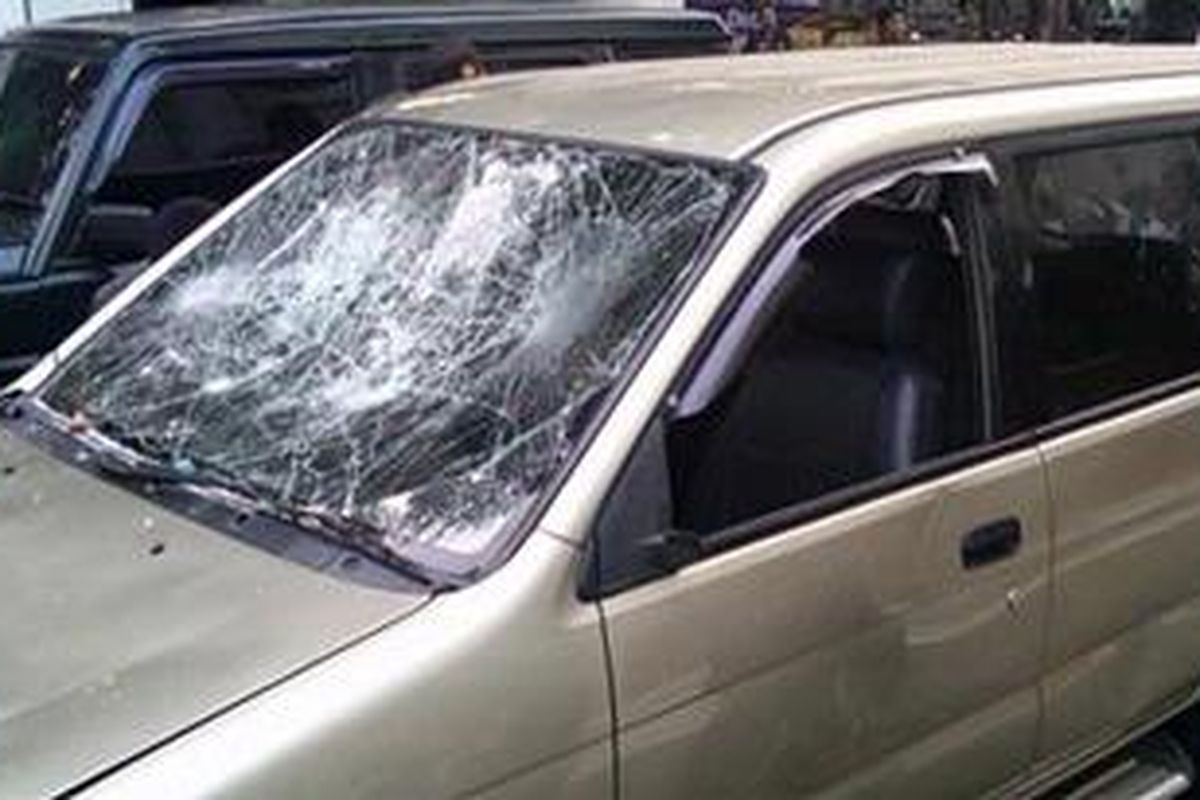 Sebuah mobil Isuzu Panther dengan nomor polisi B8319RO menjadi bulan-bulanan amuk masa. Masa menghancurkan mobil yang dikemudikan Thomas Ace (60) itu karena sebelumnya menggilas dan menabrak sejumlah kendaraan roda dua. Baik pengemudi beserta korban pun diperiksa di Satuan Lalu Lintas Wilayah Jakarta Timur.