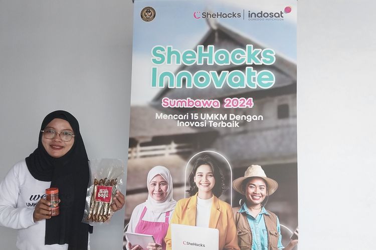 Ade Erma Lestari, purna migran asal Sumbawa, membangun bisnis ikan asin dengan omset Rp 10 juta per bulan. Ia meninggalkan profesi sebagai guru honorer demi usaha tersebut.