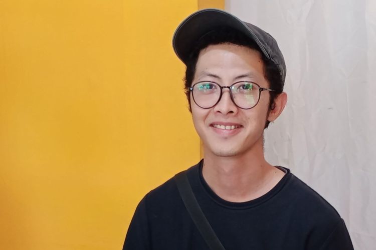 Salah satu founder usaha Film Rahayu bernama Alfons Gunawan (34) sedang membersihkan kamera analog pada Rabu (10/5/2023). 
