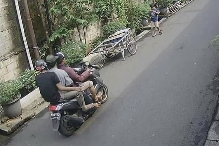 Sebuah rekaman video CCTV yang menunjukkan aksi penjambretan di Kebayoran Lama beredar viral di media sosial Instagram.