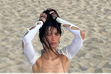 Saat Bella Hadid Berpose dengan Atasan Bikini Super Mini