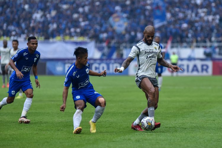 David da Silva penyerang Persib (putih) menguasai bola dibayangi oleh bek PSIS (biru) Fredyan Wahyu, dalam pertandingan pekan ke-21 Liga 1 2022-2023, Selasa (31/1/2023) di Stadion Jatidiri Semarang.