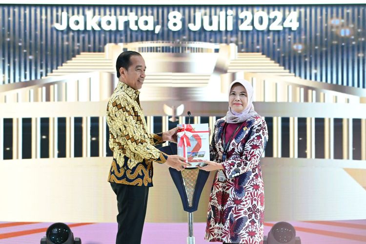 Ketua Badan Pemeriksa Keuangan Republik Indonesia (BPK RI) Isma Yatun menyerahkan penilaian Laporan Keuangan Pemerintah Pusat (LKPP) dan Ikhtisar Hasil Pemeriksaan Semester (IHPS) II Tahun 2023 Wajar tanpa Pengecualian (WTP) kepada Presiden RI Joko Widodo, di Jakarta, Senin (8/7/2024).