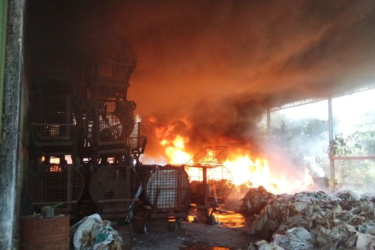 Pabrik Pengolahan Tulang di Sidoarjo Terbakar, Diduga Dipicu Pembakaran Sampah Plastik