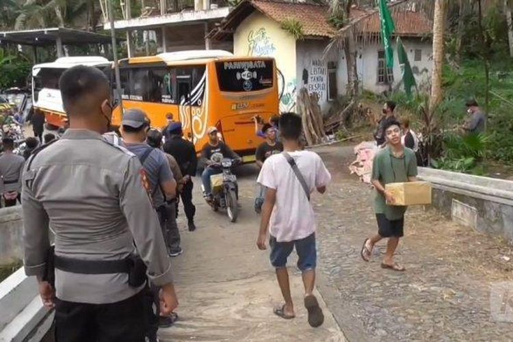 
Warga Desa Wadas yang sempat diamankan polisi kembali pulang ke rumahnya dengan menggunakan dua unit bus yang disewa oleh Gubernur Jateng Ganjar Pranowo, Rabu (9/2/2022) siang. 