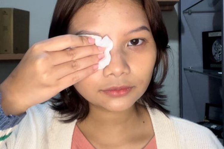 model sedang membersihkan makeup menggunakan micellar water