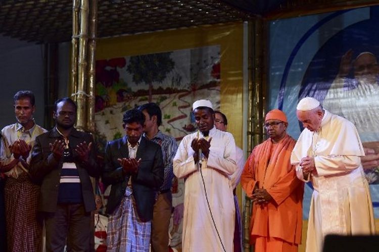 Paus Fransiskus (paling kanan) berdoa bersama para pengungsi Rohingya di Dhaka, Bangladesh. Untuk pertama kalinya, paus 80 tahun mengucapkan Rohingya setelah selama empat hari terakhir tidak mengatakannya di Myanmar (1/12/2017).