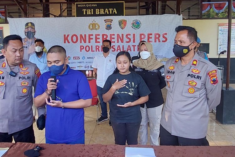 DA mengaku takut kepada orangtuanya hingga tega membuang bayi yang baru dilahirkan kekasihnya.