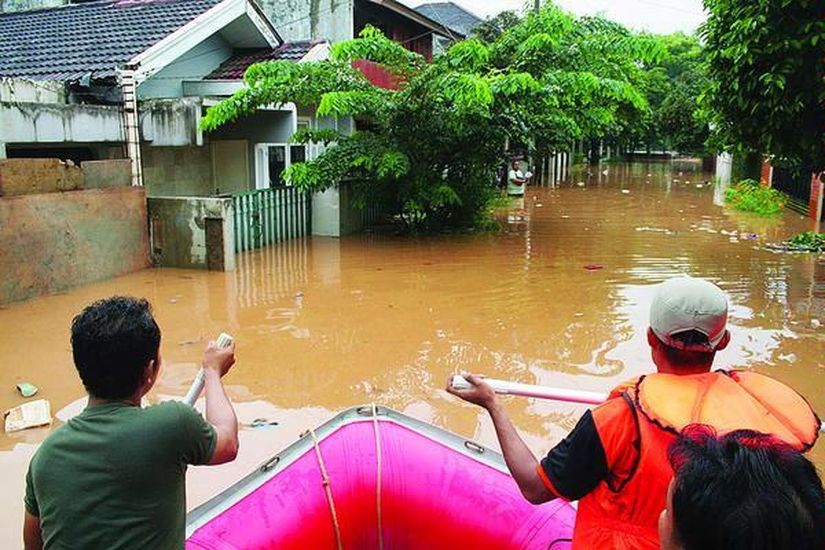 Ratusan rumah di Perumahan Cirendeu Permai, Ciputat, Tangerang Selatan, terendam banjir setinggi hingga hampir 2 meter akibat meluapnya air Sungai Pesanggrahan, Kamis (22/11). Petugas dari Badan Penanggulangan Bencana Daerah  (BPBD) Tangsel berusaha mengevakuasi warga dengan menggunakan perahu karet.