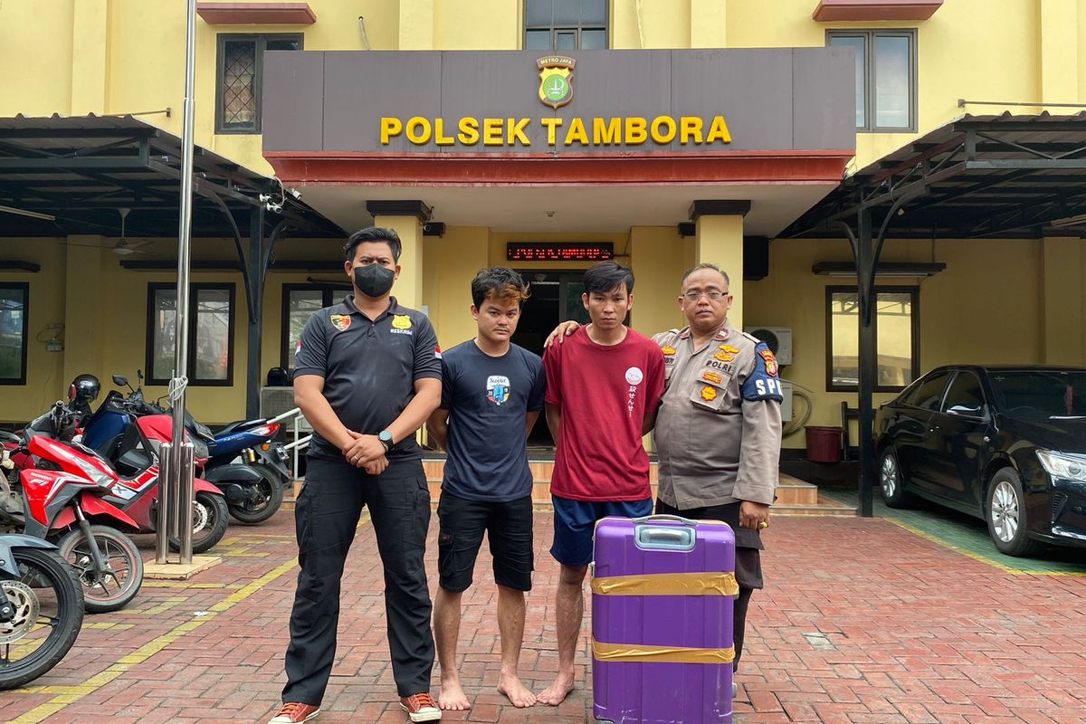 Dua orang pencuri pakaian di dalam mal Season City, Tambora, Jakarta Barat, berhasil ditangkap dan diamankam di Mapolsek Tambora. 