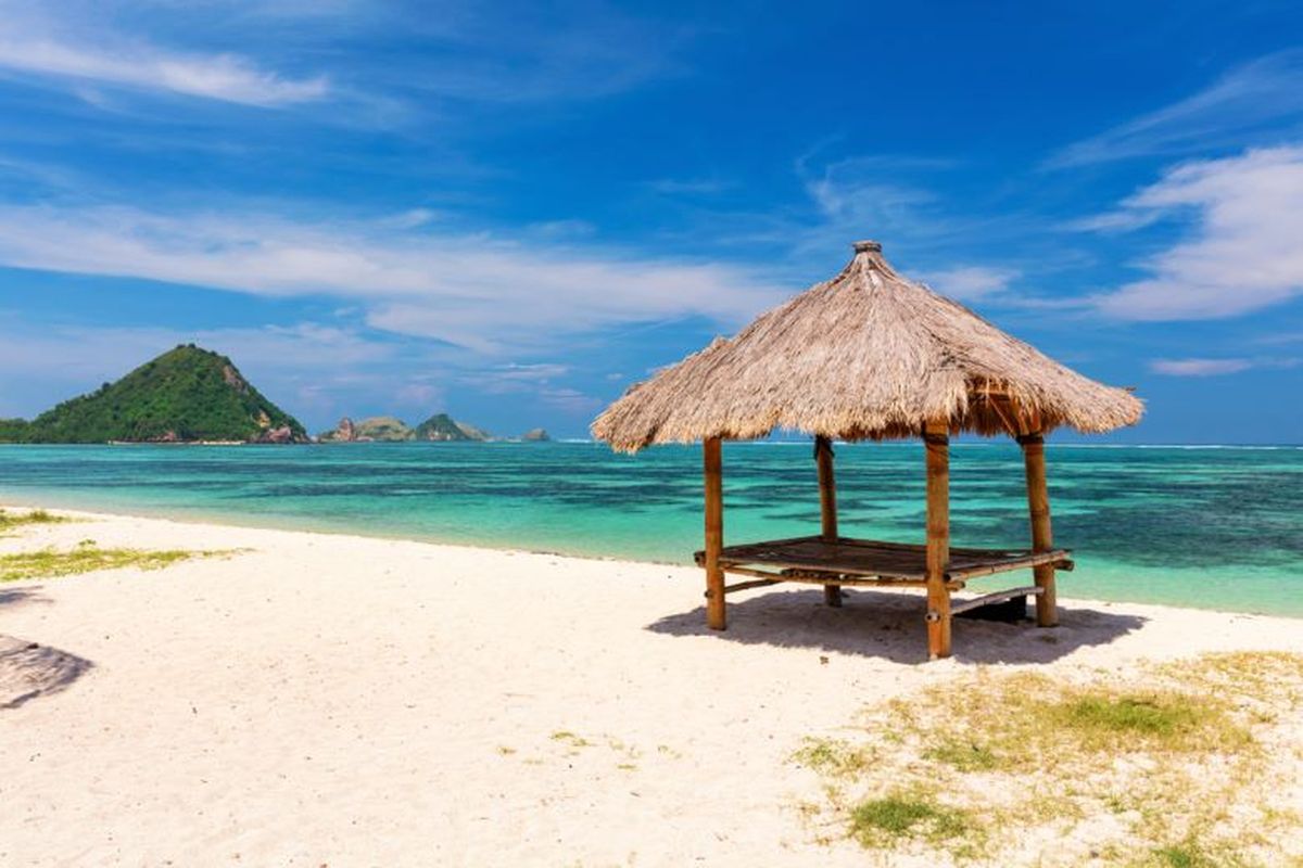 Keindahan alam Pantai Kuta, Lombok, Nusa Tenggara Barat.