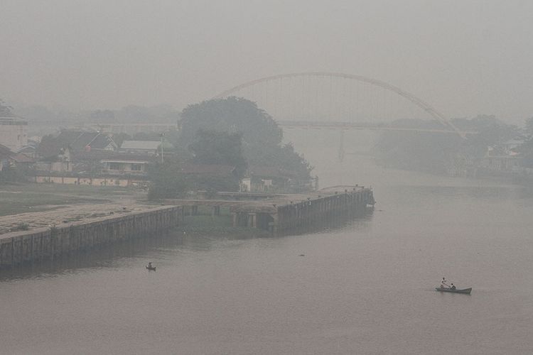 Ojek perahu menembus kabut asap pekat dampak dari kebakaran hutan dan lahan yang menyelimuti Kota Pekanbaru, Riau, Senin (9/9/2019) pagi. Berdasarkan data Badan Meteorologi Klimatogi dan Geofisika (BMKG) Pekanbaru melalui satelit Terra/Aqua pada Senin (9/9) terpantau 1.278 titik panas di Sumatera.