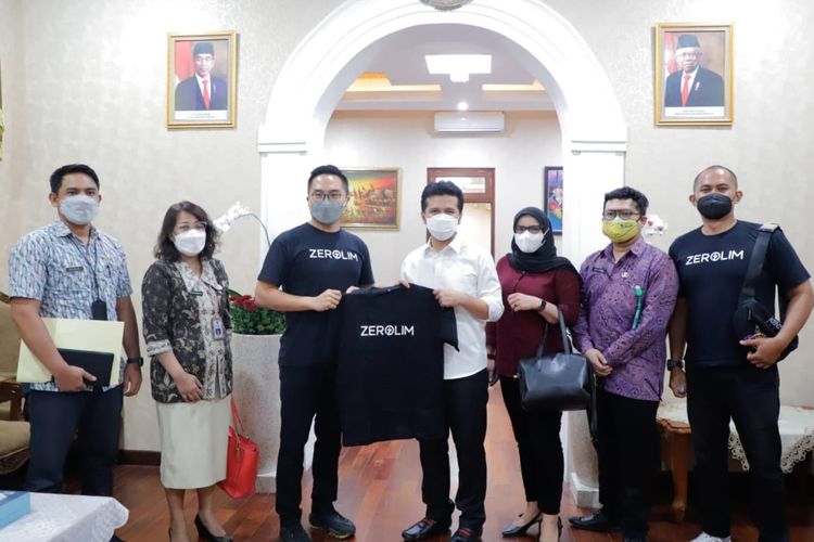 Alexander Soegio bersama Wakil Gubernur Jawa Timur Emil S. Dardak