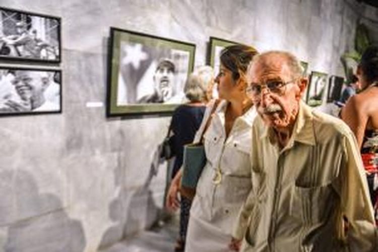 Eugenio Selman, mantan dokter pribadi Fidel Castro, menghadiri pembukaan pameran foto mantan pemimpin Kuba itu di Havana, Selasa (12/8/2014). Pameran ini digelar menjelang ulang tahun Castro ke-88.