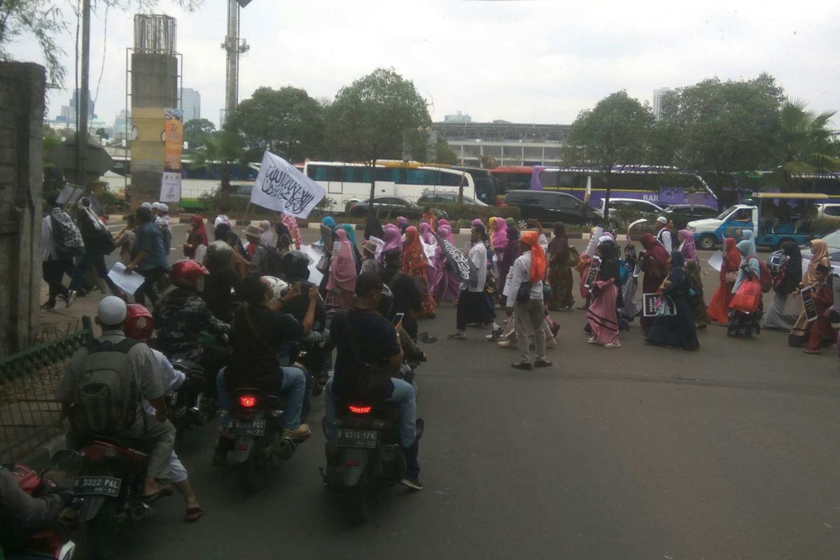 Massa aksi 299 berjalan kaki dari Jalan Asia Afrika menuju Kompleks Parlemen, Jumat (29/9/2017).