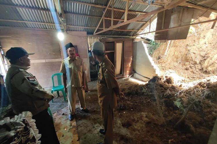 Sebuah rumah diterjang longsor di Kecamatan Gunung Talang, Kabupaten Solok, Sumatera Barat, Senin (25/11/2019)