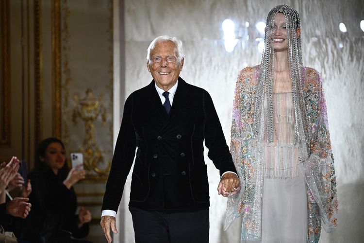 Desainer Giorgio Armani berjalan bersama model Agnes Zogla (kanan) pada bagian akhir penampilan Armani Prive saat Haute-Couture Spring/Summer 2025 untuk perempuan di Paris, Perancis, pada Selasa (28/1/2025). Armani meninggal dunia di usia 91 tahun pada Kamis (4/9/2025).