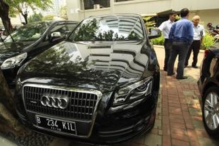 Mobil Audi Q5 milik mantan Ketua Mahkamah Konstitusi nonaktif Akil Mochtar, terparkir di halaman KPK, Jalan HR Rasuna Said, Kuningan, Jakarta Selatan, Rabu (9/10/2013). Selain mobil Audi Q5, KPK juga menyita dua mobil lainnya yaitu Toyota Crown Athlete dan Mercedes-Benz seri S350 guna kepentingan penyelidikan kasus suap yang melibatkannya.  