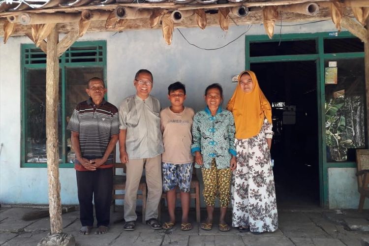 Muhammad Pasha Pratama bersama Keluarganya Berfoto dengan Kepala Disdikpora Gunungkidul Bahron Rosyid (Baju Putih Berkacamata) (Dokumentasi Disdikpora Gunungkidul)