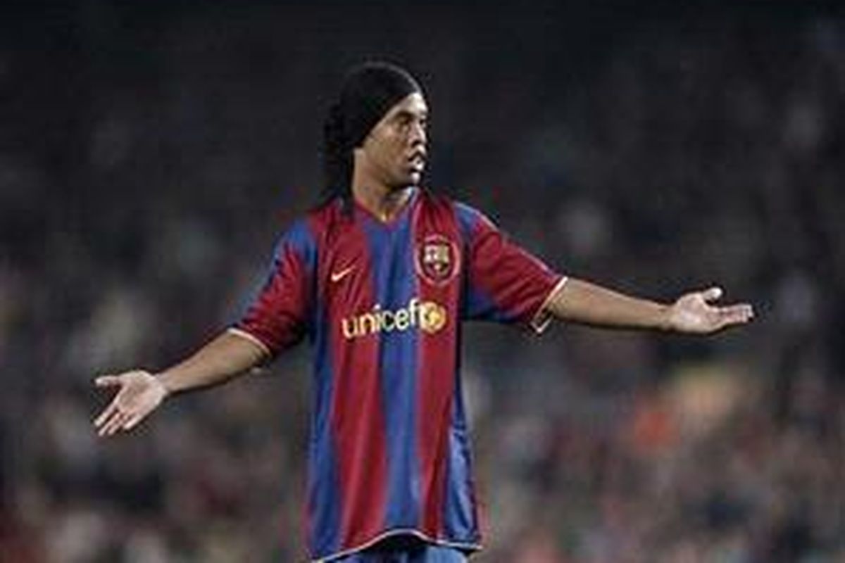 Ronaldinho mengancam akan pergi dari Barcelona jika tidak diizinkan bermain di Olimpiade Beijing.