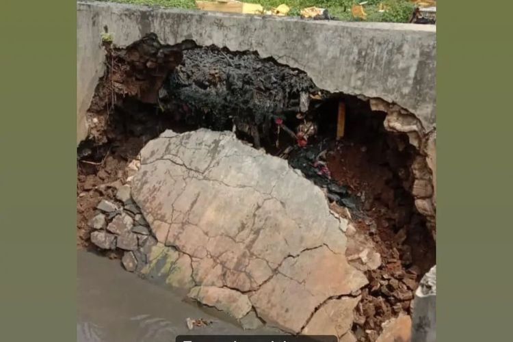 Tanggul di Kelurahan Periuk Jaya, Kecamatan Periuk, Kota Tangerang, jebol pada Rabu (25/5/2022).