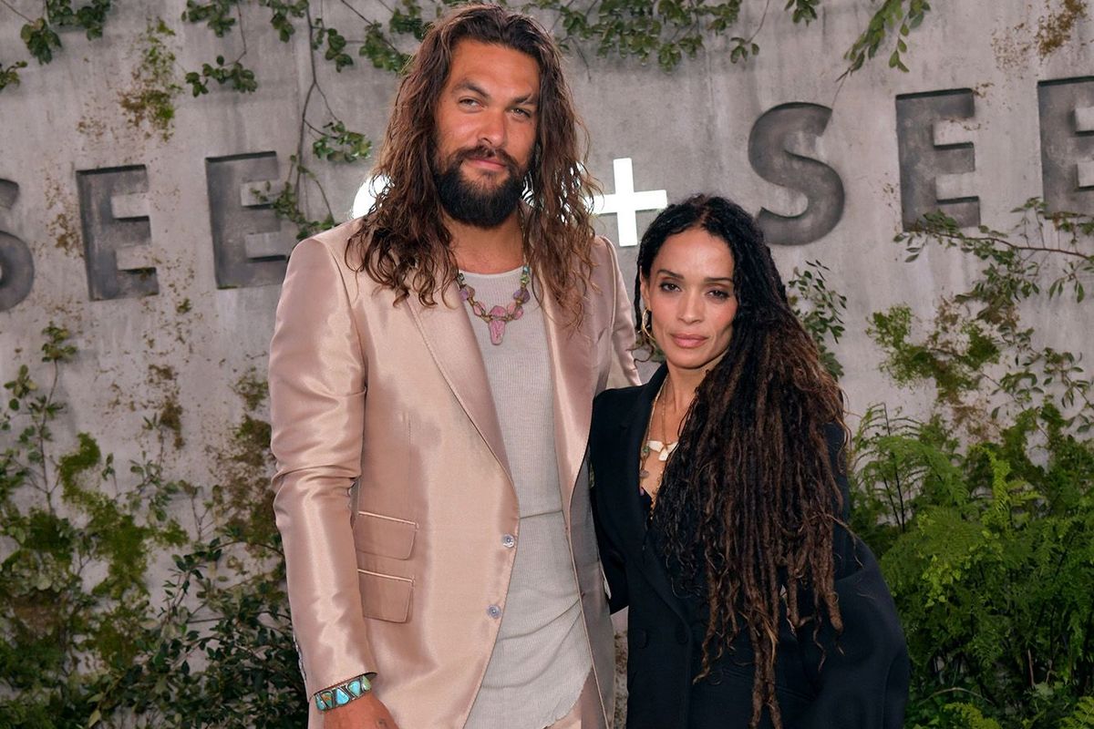 Jason Momoa tampil bersama sang istri Lisa Bonet pada premier serial See. Tampilannya mengenakan setelan jas berwarna merah muda menjadi sorotan.