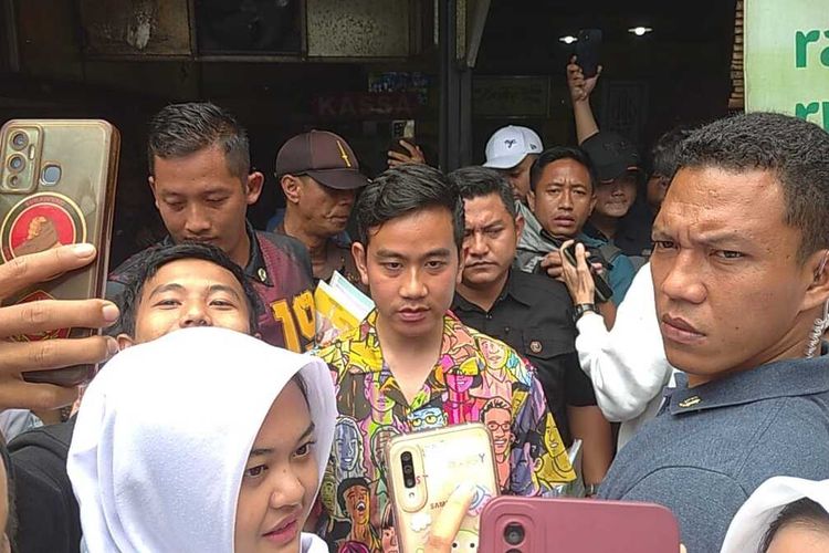 Cawapres nomor urut 2, Gibran Rakabuming Raka usai makan siang di Warung Ibu Imas di Jalan Balonggede, Kota Bandung, Jawa Barat, Selasa (30/1/2024)