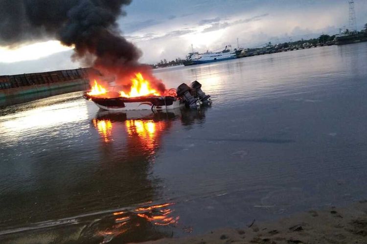 Speedboat yang mengangkut 13 orang penumpang terbakar di peraiaran Desa Sesar, Kecamatan Bula, Kabupaten Seram Bagian Timur, Maluku, Selasa (28/9/2021) dinihari. Dalam musibah itu tiga penumpang mengalami luka bakar