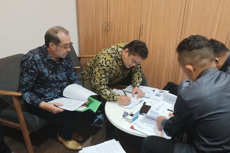 Kuasa hukum Irman Gusman mendaftarkan gugatan ke Bawaslu RI, Selasa (7/11/2023) di Jakarta