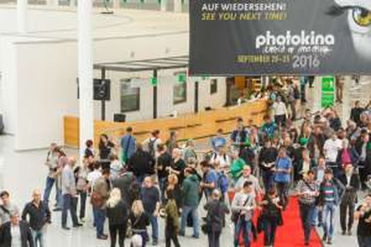 Suasana Photokina 2014, dengan sebuah banner yang menunjukkan tanggal penyelenggaraan Photokina 2016