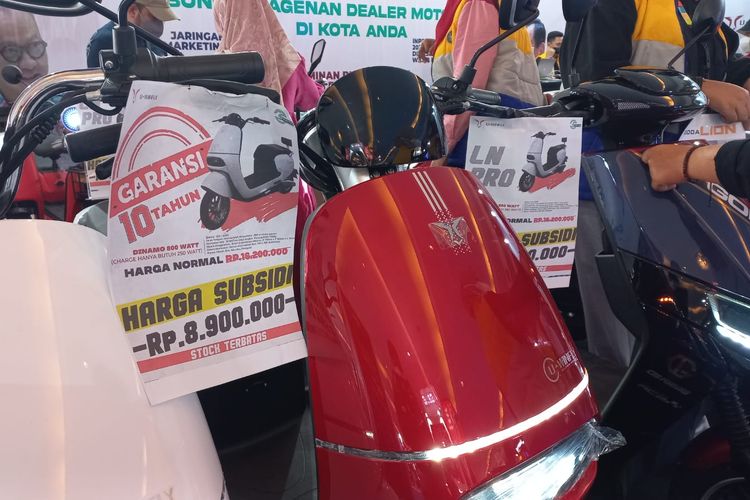 Gimik subsidi Rp 7 juta untuk pembelian motor listrik di Indonesia International Motor Show (IIMS) 2023