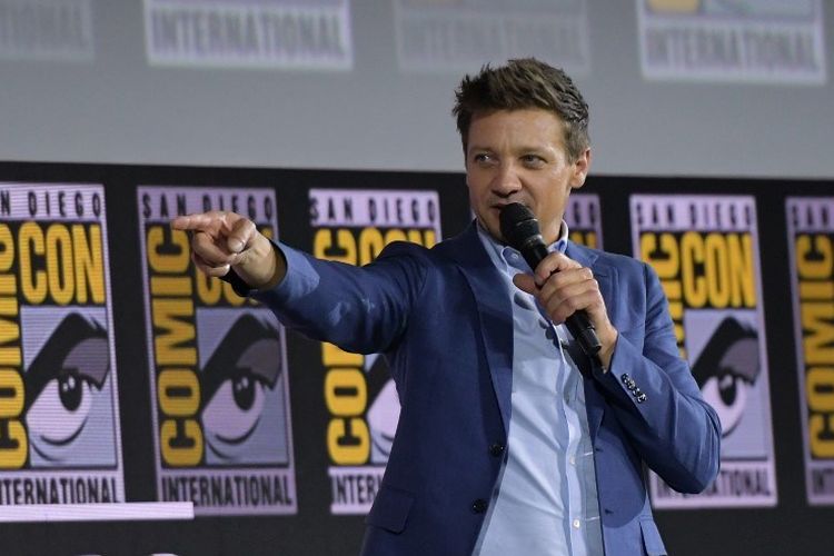 Pemeran superhero Hawkeye, Jeremy Renner, menyapa penggemar Marvel di San Diego Comic Con, San Diego, California, Sabtu (20/7/2019).