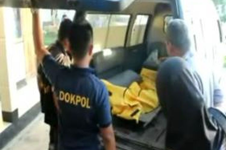 Petugas RS Bhayangkara menurunkan kantong mayat seorang korban penculikan dari mobil ambulans. Korban ditemukan tinggal tulang di tepi sungai hutan Meluhu, Kabupaten Konawe, Sultra