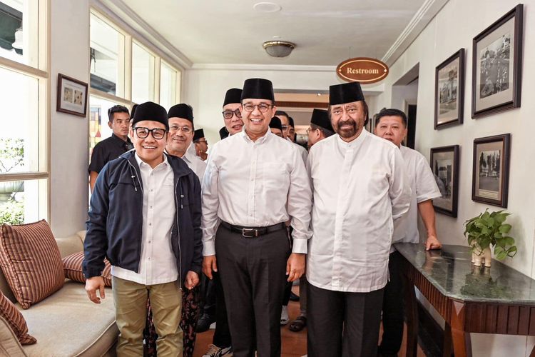 Pasangan Anies Baswedan (tengah)-Muhaimin Iskandar (kiri) bersama Ketua Umum Partai Nasdem Surya Paloh (kanan) ketika deklarasi bakal capres-cawapres dalam Pilpres 2024 di Hotel Majapahit, Surabaya, Jawa Timur, Sabtu (2/9/2023).