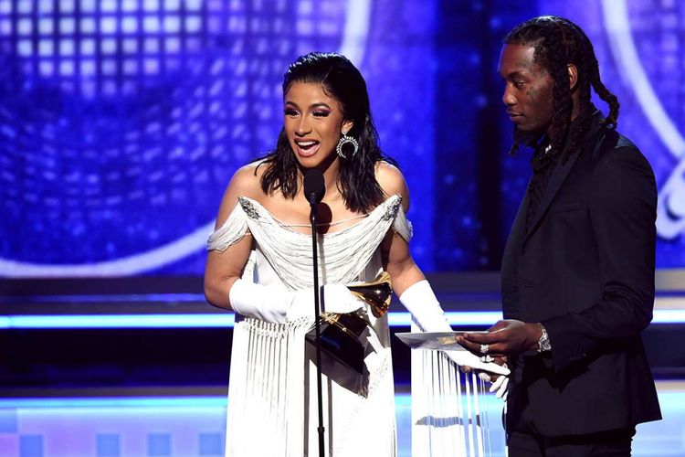 Cardi B (kiri) dan Offset menerima penghargaan Best Rap Album untuk 'Invasion of Privacy' di panggung Grammy Awards 2019 di Staples Center, Los Angeles, Minggu (10/2/2019) waktu setempat. Grammy Awards yang memasuki perhelatan ke-61 pada tahun ini dipandu oleh penyanyi Alicia Keys dan menampilkan 84 kategori penghargaan.