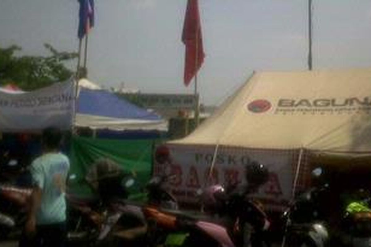 Sejumlah posko bantuan dari partai politik mulai bermunculan di lokasi kebakaran di wilayah Karet Tengsin, Tanah ABang, Jakarta Pusat, Rabu (8/8/2012).