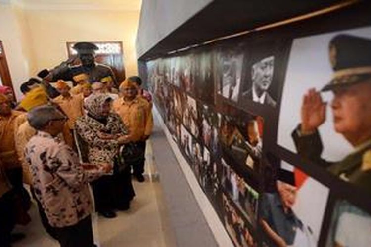 Siti Hardijanti Rukmana, putri sulung Mantan Presiden Soeharto, dengan didampingi sejumlah anggota Legiun Veteran Republik Indonesia melihat berbagai foto yang dipajang di dalam ruang diorama rumah sejarah Soeharto di Dusun Kemusuk, Desa Argomulyo, Sedayu, Bantul, DI Yogyakarta, Jumat (1/3/2013).  Rumah sejarah Soeharto dibangun di atas lahan seluas 3.800 meter persegi di tempat kelahiran Soeharto sebagai salah satu bentuk penghormatan atas jasa Presiden ke-2 Republik Indonesia tersebut. 

