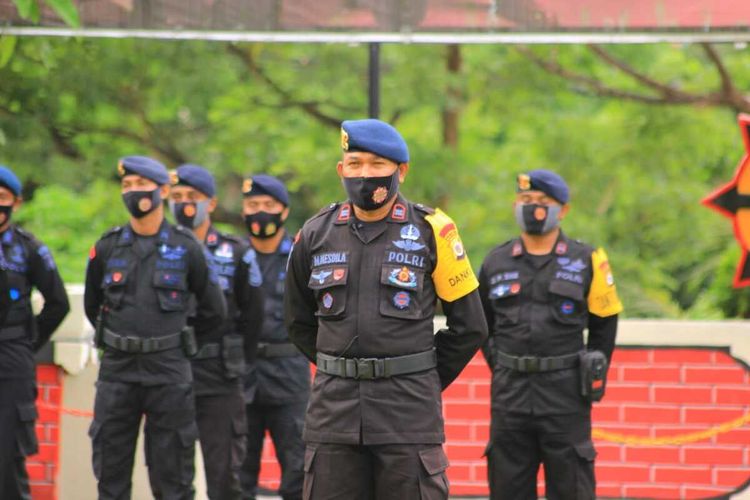 Komandan Satuan Brimob Polda Maluku, Kombes Pol M. Guntur saat melepas 100 personel Brimob Polda Maluku ke Jakarta, Pelepasan personel brimob ini berlangsung di markas brimob Polda Maluku, Kamis (17/12/2020)