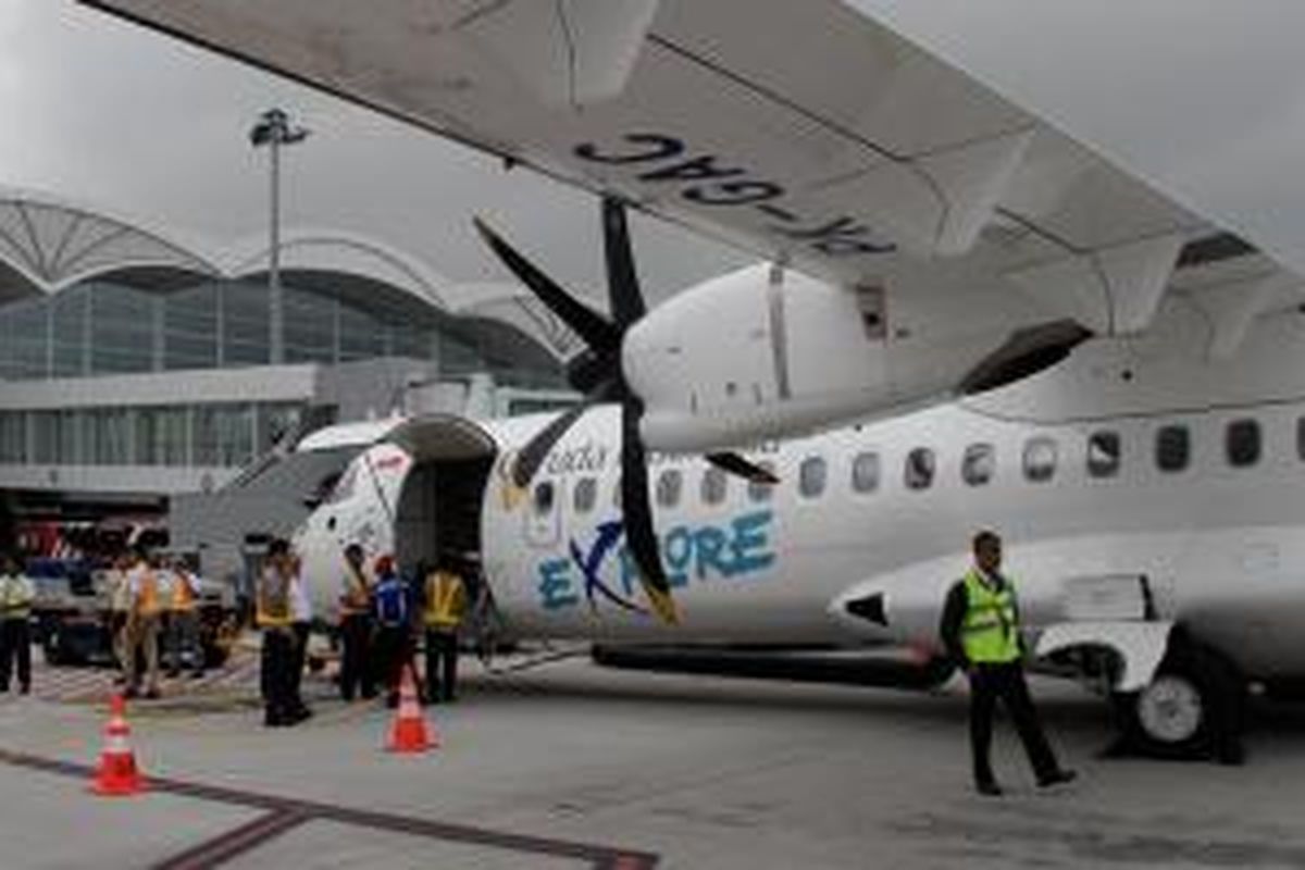 Pesawat ATR 72-600 Garuda Indonesia di Bandara Kualanamu, Medan, Sumatera Utara. Garuda Indonesia melakukan penerbangan perdana Kualanamu (Medan)-Sabang (Aceh), Jumat (6/2/2015). Untuk tahap awal penerbangan dilakukan tiga kali seminggu yakni hari Rabu, Jumat dan Minggu.