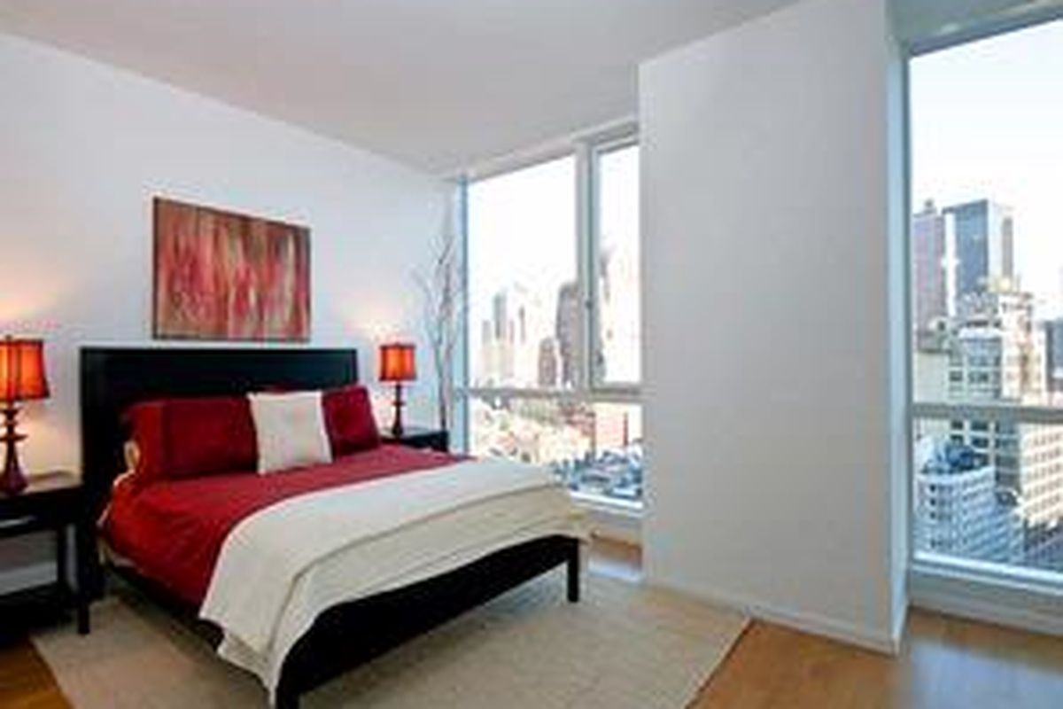 Usahakan posisi kepala tidak menghadap ke cermin, tidur tidak akan nyenyak akibat 