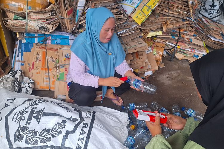 Pengurus Bank Sampah Pulau Kelapa Rela Tak Digaji demi Lingkungan Bersih