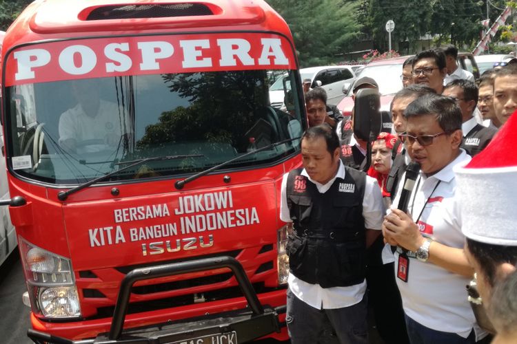 Sekretaris Tim Kampanye Nasional sekaligus Sekjen PDI-Perjuangan Hasto Kristiyanto meresmikan peluncuran lima unit mini bus untuk mendukung kampanye pasangan Joko Widodo-Maruf Amin di Rumah Cemara 19, Jakarta, Senin (27/8/2018)