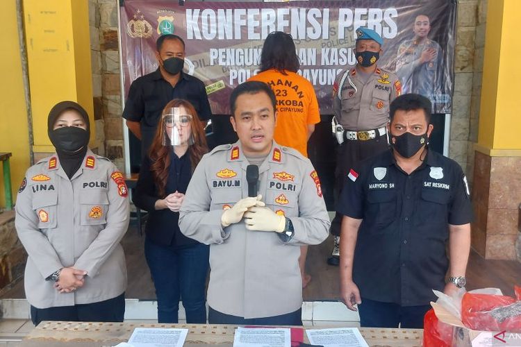 Kapolsek Cipayung AKP Bayu Marfiando saat rilis kasus kejahatan narkoba di Mapolsek Cipayung, Jakarta, Rabu (29/6/2022).