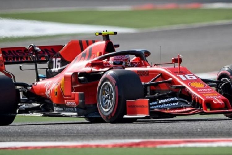 Pebalap Ferrari asal Monako, Charles Leclerc, memacu mobilnya dalam sesi latihan bebas GP Bahrain di Sirkuit Internasional Sakhir, 29 Maret 2019. 