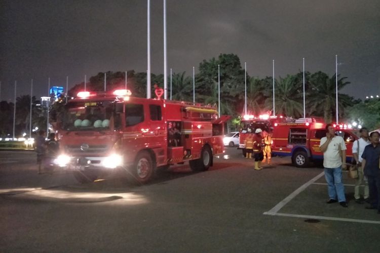 Gedung DPR terbakar. Titik kebakaran berada di Gedung Nusantara III lantai 4 Kompleks, Parlemen, Senayan, Jakarta, Senin (19/3/2018). Penyebabnya belum diketahui.  Awalnya, kebakaran diketahui saat mobil pemadam kebaran tiba di halaman parkir di depan Gedung Nusantara III. Mobil pemadam kebakaran tiba sekitar pukul 19.18 WIB.