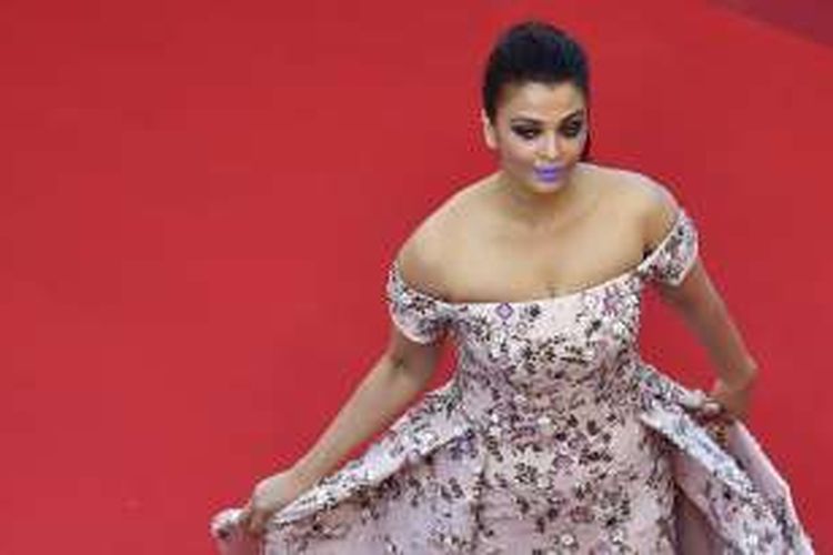 Aktris Bollywood Aishwarya Rai diabadikan ketika ia tiba di karpet merah acara screening film Mal de Pierres (From the Land of the Moon) pada 15 Mei 2016 dalam Cannes Film Festival 2016 di Cannes, Perancis.