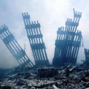 Reruntuhan gedung World Trade Center, New York, AS, yang jadi sasaran serangan teroris 11 September 2001.
