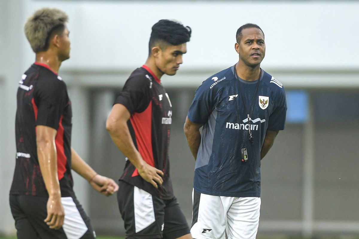 Pelatih Timnas Indonesia Patrick Kluivert (kanan) bersama anak asuhnya saat latihan jelang pertandingan Kualifikasi Piala Dunia 2026 di Stadion Madya, komplek GBK, Senayan, Sabtu (22/3/2025). Timnas Indonesia akan melawan Bahrain dalam laga kedelapan putaran ketiga Kualifikasi Piala Dunia 2026 zona Asia, di Stadion Utama Gelora Bung Karno (SUGBK), Jakarta, pada Selasa (25/3). ANTARA FOTO/Muhammad Adimaja/Spt.